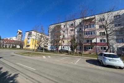 Apartament cu 3 camere semidecomandat în Micro 16 - 2