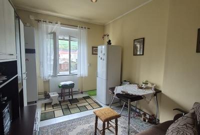 Apartament cu 3 camere semidecomandat în Centrul Civic