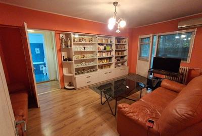 Apartament cu 3 camere semidecomandat în Vitan