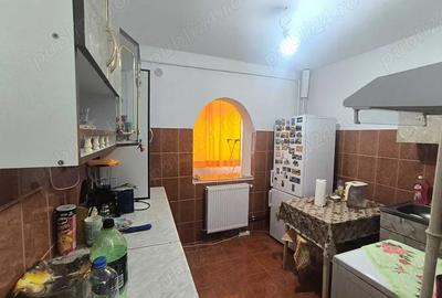 Apartament cu 3 camere decomandat în Motru - 4