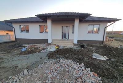 Casă la cheie  pe 1 nivel  4 cam. 2 bai ,650 mp. teren - 12