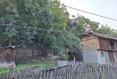 Casă cu 2 camere cu Teren 350 Mp în Cătina - 1