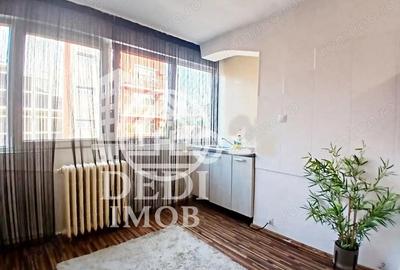 Apartament de vanzare cu 3 camere in zona Rogerius, Oradea Apartament de vanzare cu 3 camere in zona Rogerius, Oradea - 6