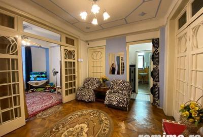 Apartament cu 5 camere semidecomandat, mobilat în P-ța Universității
