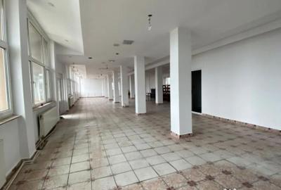 Spațiu comercial, de 1,000 mp, în Central - 3