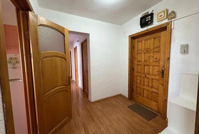 Apartament cu 3 camere decomandat în Micro 6 - 9