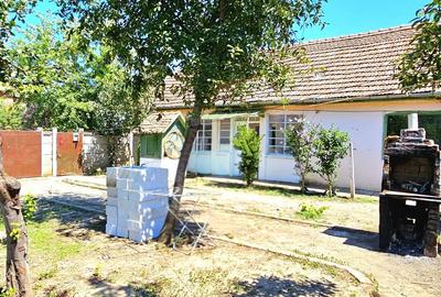 Vanda casa partial renovata Recas, pe colt zona buna