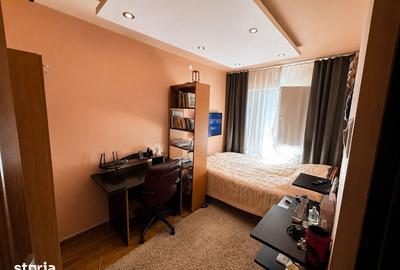 Apartament cu 3 camere semidecomandat în Podu Roș