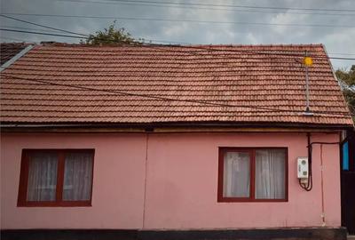 Vand casa in colonie petrosani zona A la doi pasi de centru