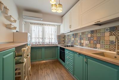 Apartament cu 3 camere semidecomandat, mobilat în P-ța Victoriei