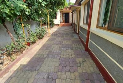 Casă cu 7 camere cu Canalizare în Central - 3