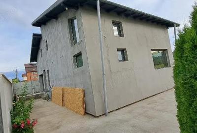 Casă cu Teren 400 Mp în Central - 1