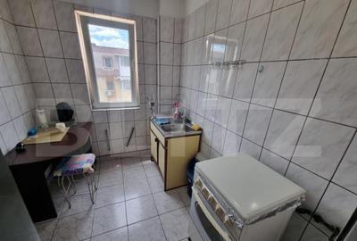 Apartament cu 2 camere semidecomandat în Craiovița Nouă
