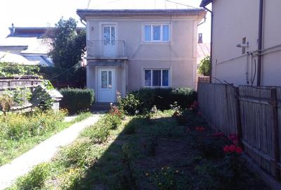 Casă cu 4 camere în Calea Romanului