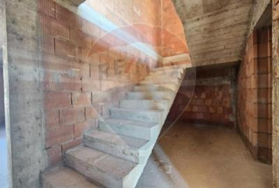 Casă cu 6 camere cu Teren 350 Mp în Central - 10