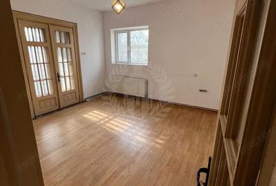 Casă cu Teren 420 Mp în Central - 2