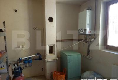 Casă cu 8 camere cu Teren 3500 Mp în Central