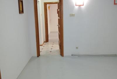Spatiu birou, Dristor, benzinăria Rompetrol,  etajul 2, 3 camere, 1 grup sanitar - 17