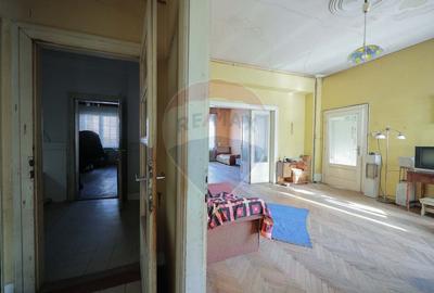 Casă Evreiască de Vânzare, Singur în Curte în zona Ultracentral - 5