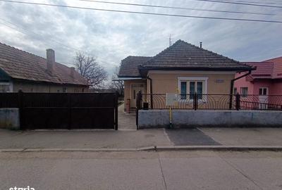 Casă cu 2 camere cu Teren 1400 Mp în Central