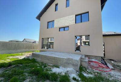 Casa individuala cu 4 camere, garaj si mansarda. Direct dezvoltator - 6