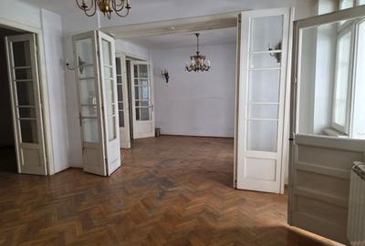 Apartament cu 5 camere semidecomandat în P-ța Unirii