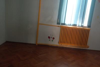 Casă cu 4 camere cu Teren 160 Mp în Vatra Luminoasă