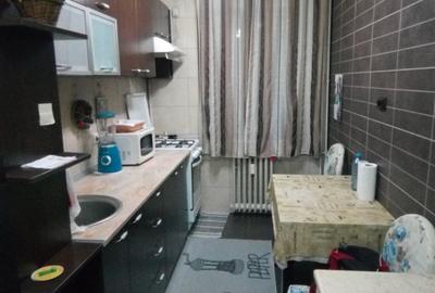 Apartament cu 3 camere semidecomandat în Teiul Doamnei - 9