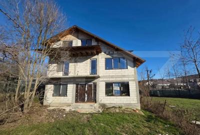 Casă cu 7 camere cu Teren 500 Mp în Central - 16