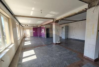 Spațiu comercial, de 798 mp, în Central - 7