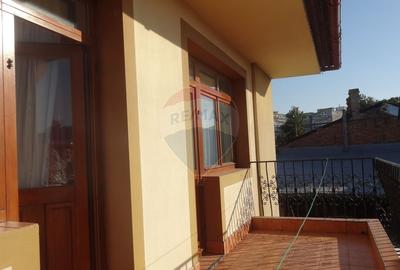 Casă individuală cu 8 camere cu Canalizare în Central - 23