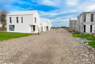 Casă cu 4 camere cu Canalizare în Valu lui Traian