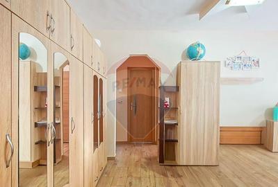 Apartament cu 3 camere semidecomandat, mobilat în Florilor