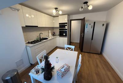 Apartament cu 4 camere, mobilat si utilat partial. P-ta Constitutiei - 2
