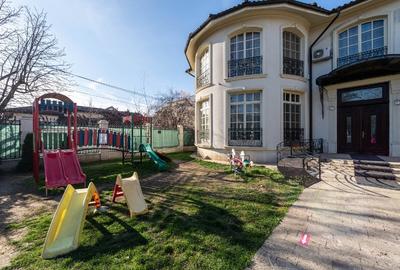 Casă individuală cu 10 camere cu Canalizare în 23 August - 4