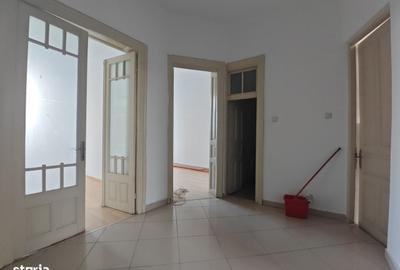 Spațiu comercial, de 60 mp, în Capitol