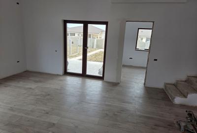 Casă cu 4 camere în Moșnița Veche - 1