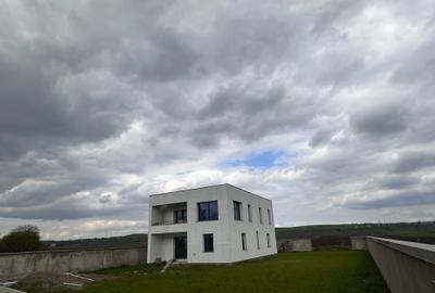 Casă cu 4 camere în Central - 1