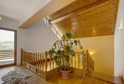 Casă cu 7 camere cu Canalizare în Central - 2