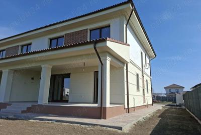 Casă cu 5 camere cu Teren 300 Mp în Central - 1