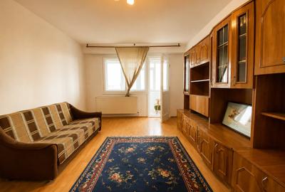 Apartament cu 3 camere decomandat, mobilat în Casa de Cultură