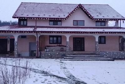 Casă cu Teren 1833 Mp în Central - 1