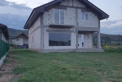 Casă cu Teren 500 Mp în Central