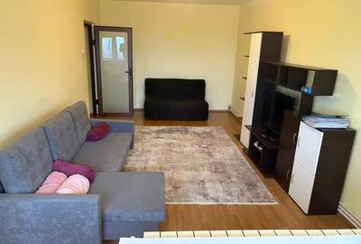 Apartament cu 3 camere semidecomandat, mobilat în Gara