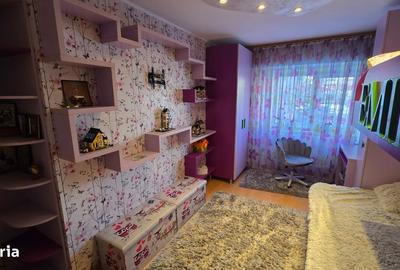 Apartament cu 3 camere decomandat în Nicolina