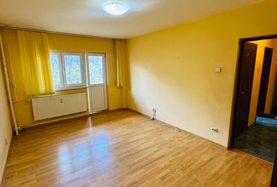 Apartament cu 3 camere decomandat în Lujerului