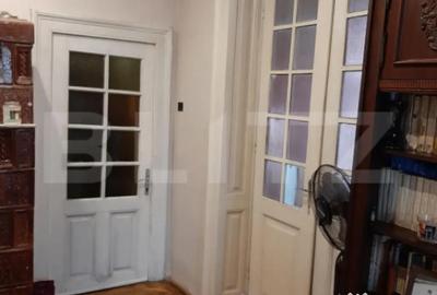 Casă cu 10 camere cu Teren 355 Mp în Democrației - 10