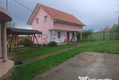 Casă cu 9 camere cu Teren 2600 Mp în Hotar - 1