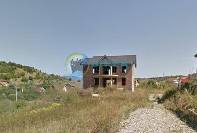 Casă cu 8 camere cu Teren 900 Mp în Central