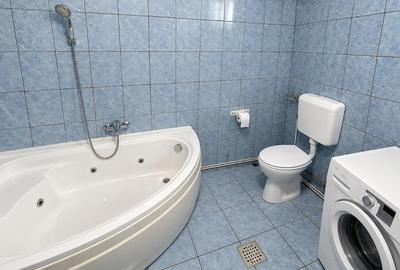 Casă cu 7 camere cu Teren 4720 Mp în Central